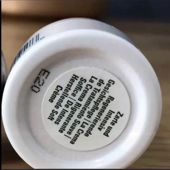 5/$25 ***COUNTS AS 2*** La Mer The Moisturizing Soft Cream 3.5mL Deluxe Sample - Picture 3 of 6